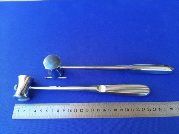 Młotek chirurgiczny  wypełniony ołowiem 330 g.