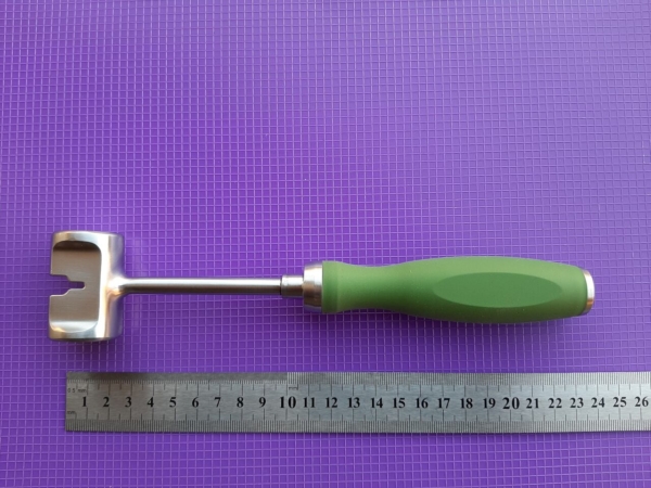 Młotek chirurgiczny z zielonym trzonkiem dł. 240mm waga 340 g.