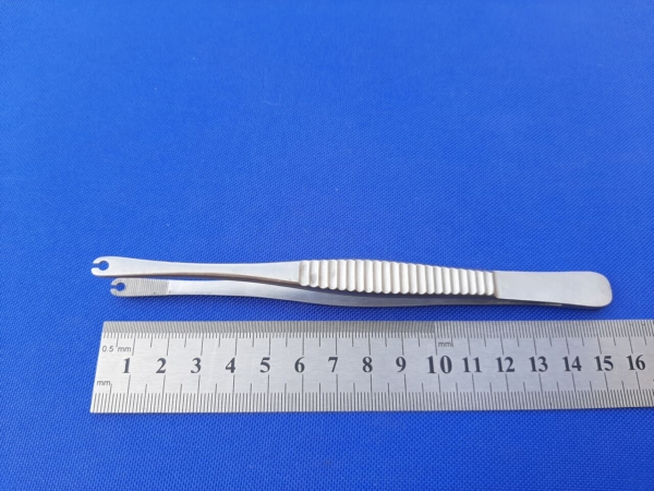 Pęseta anatomiczna z okiem do szycia 155 mm - szczelina na wprost.